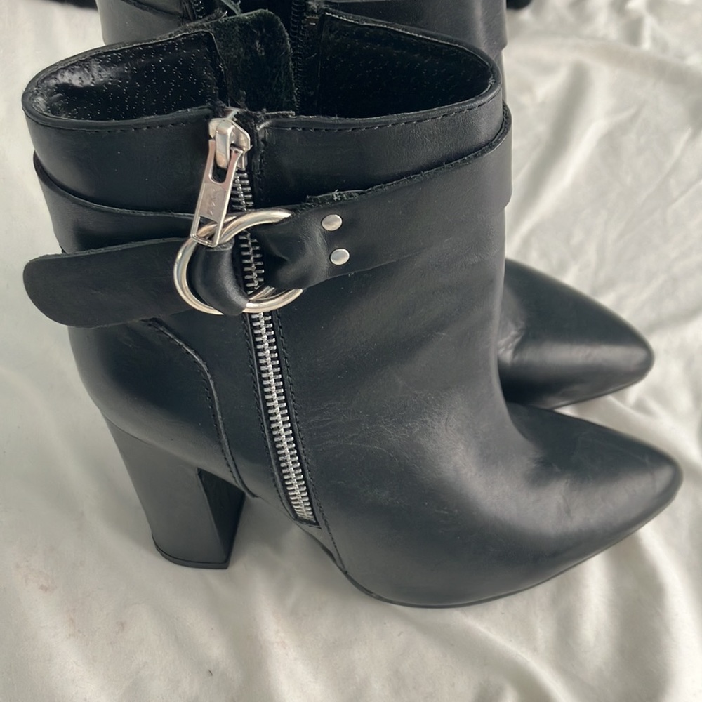Steve Madden 7 1/2 black leather booties